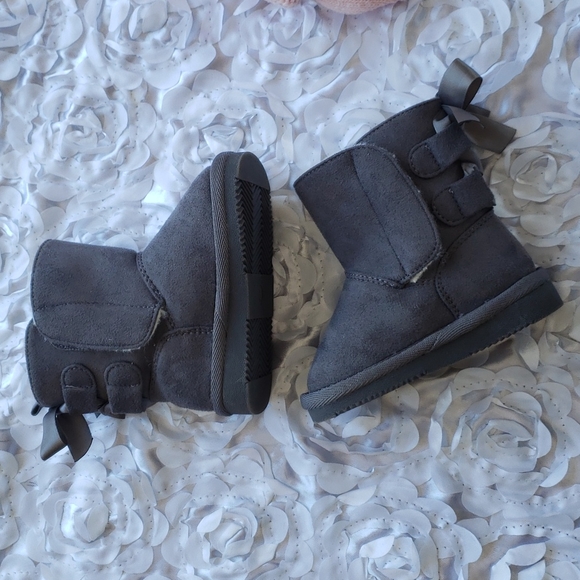 Winter Accessories Bundle - Boots and Knit Pompom Toque - Picture 3 of 7